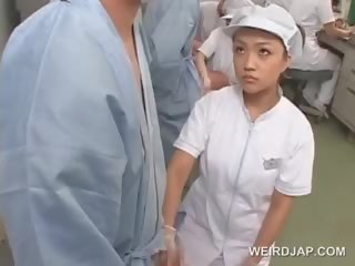 Otäck asiatiskapojke sjuksköterska gnuggning henne patients starved putz