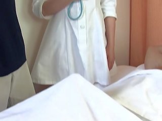 Warga asia healer mengongkek dua felo dalam yang hospital