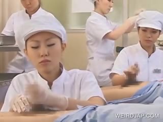 Japonsko medicinska sestra srkanje prihajanje ven od hoteč član
